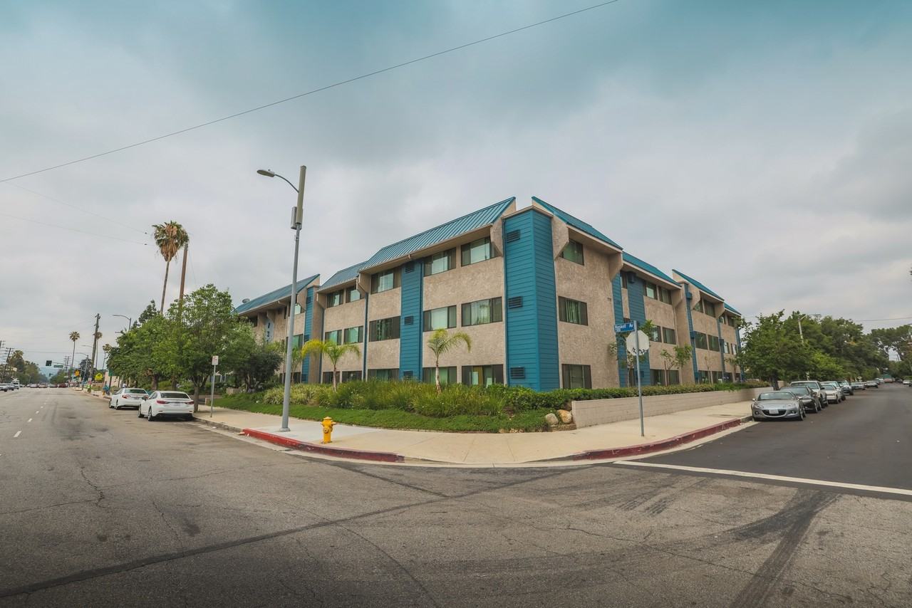 7317 Haskell Avenue - Photo 3 of 16