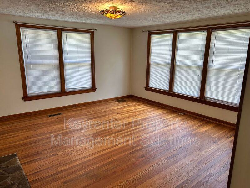 3922 Churchville Ave - Photo 7 of 39