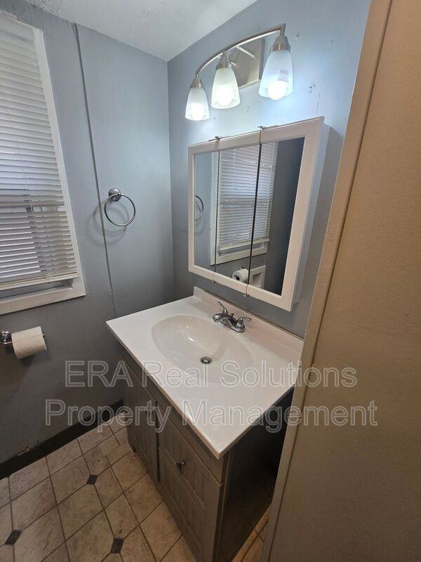 2475 Parkwood Ave - Photo 3 of 26