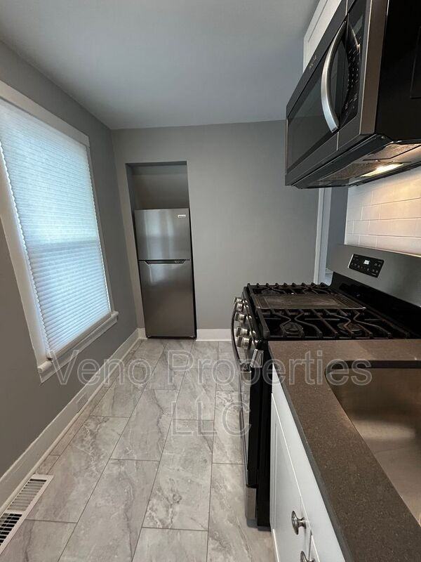 96 Walworth St #1 - Photo 4 of 12