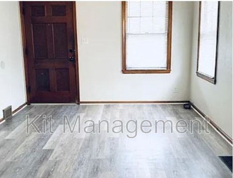 1037 Slater St - Photo 7 of 10