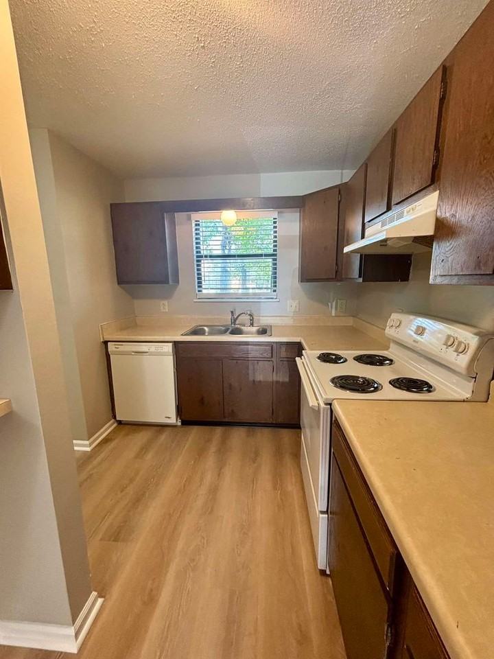 1717 Huntwood St - Photo 4 of 16