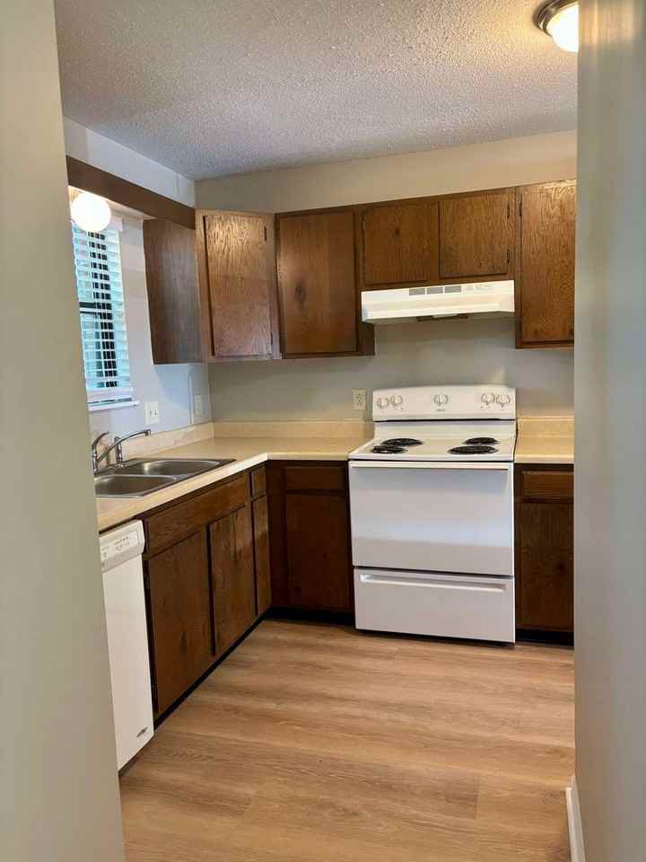 1717 Huntwood St - Photo 5 of 16