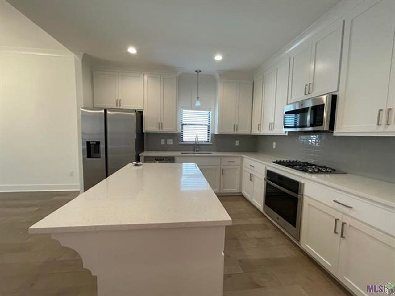 9905 Stonewater Dr - Photo 2 of 16