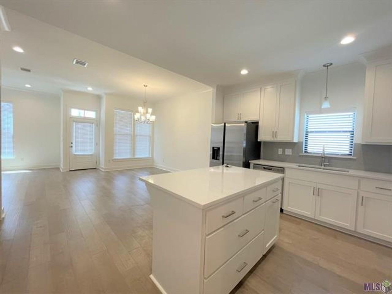 9905 Stonewater Dr - Photo 3 of 16