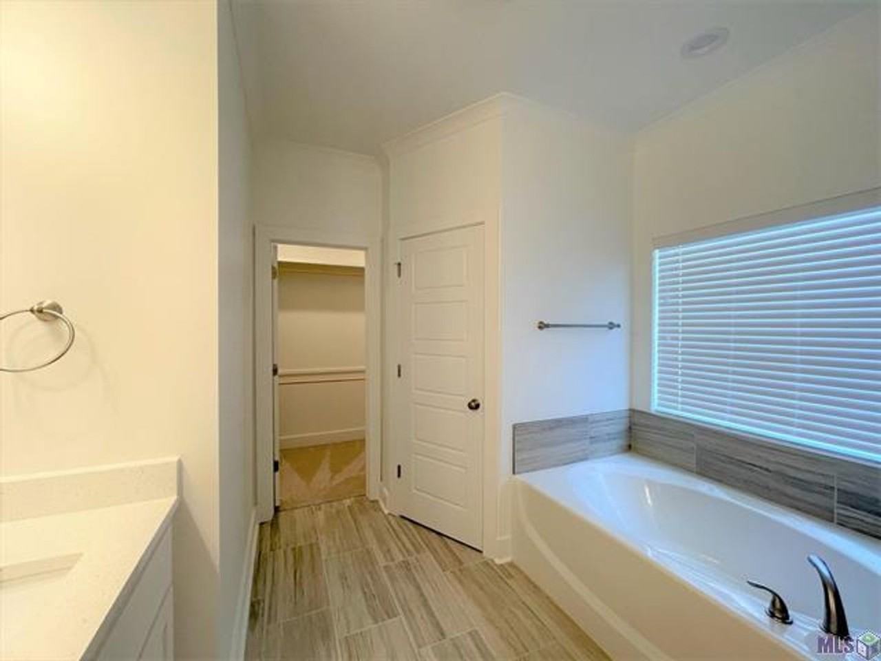 9905 Stonewater Dr - Photo 5 of 16