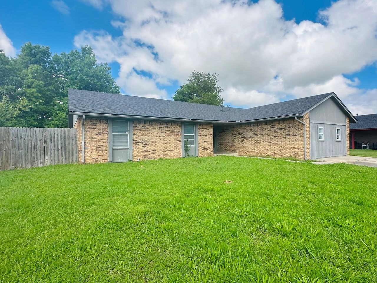 11701 N Lee Ave - Photo 2 of 35