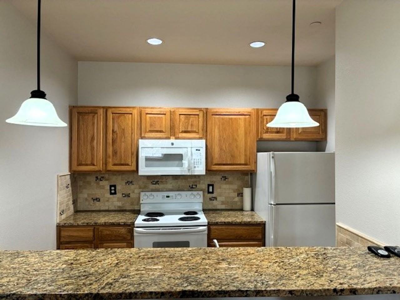 700 Lakepoint Dr - Photo 5 of 23
