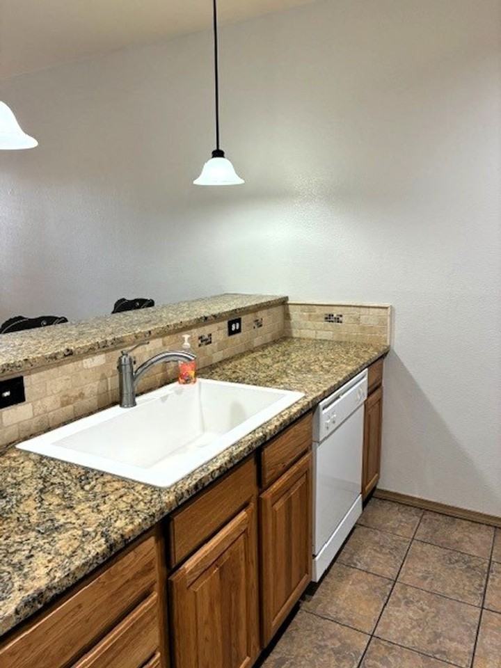 700 Lakepoint Dr - Photo 6 of 23