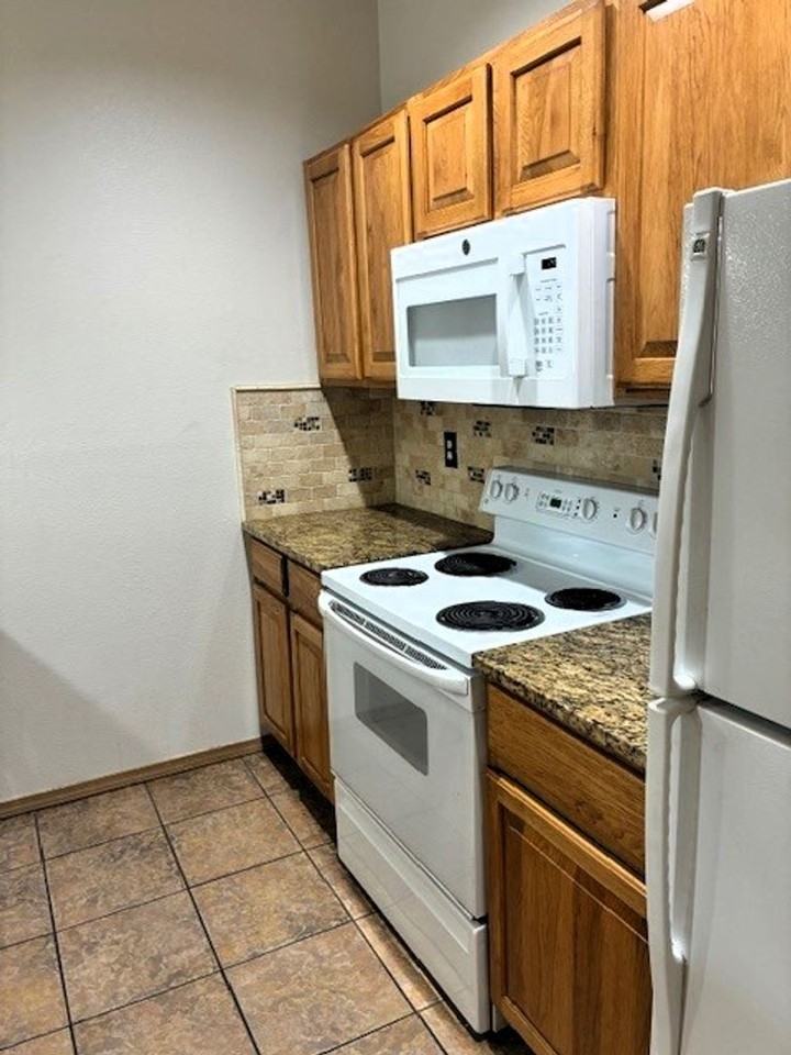 700 Lakepoint Dr - Photo 7 of 23