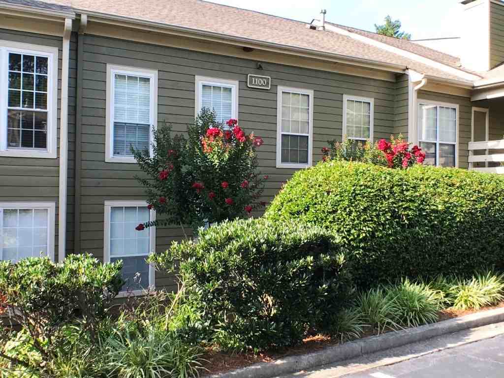 1104 Riverview Dr Se - Photo 2 of 40