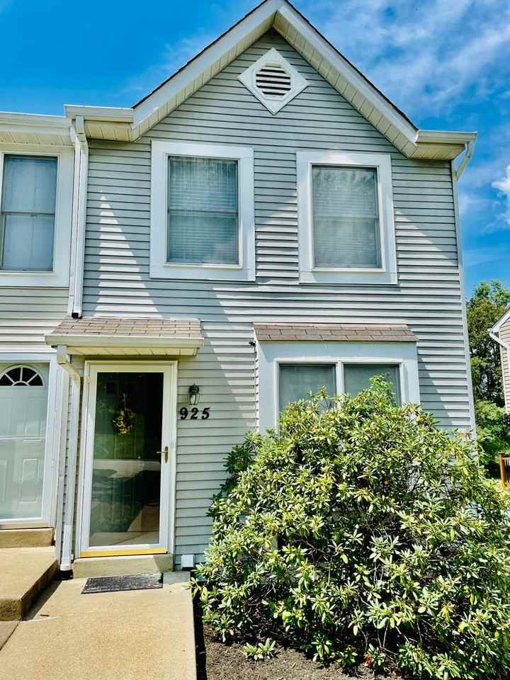 925 Elm Ct - Photo 2 of 37