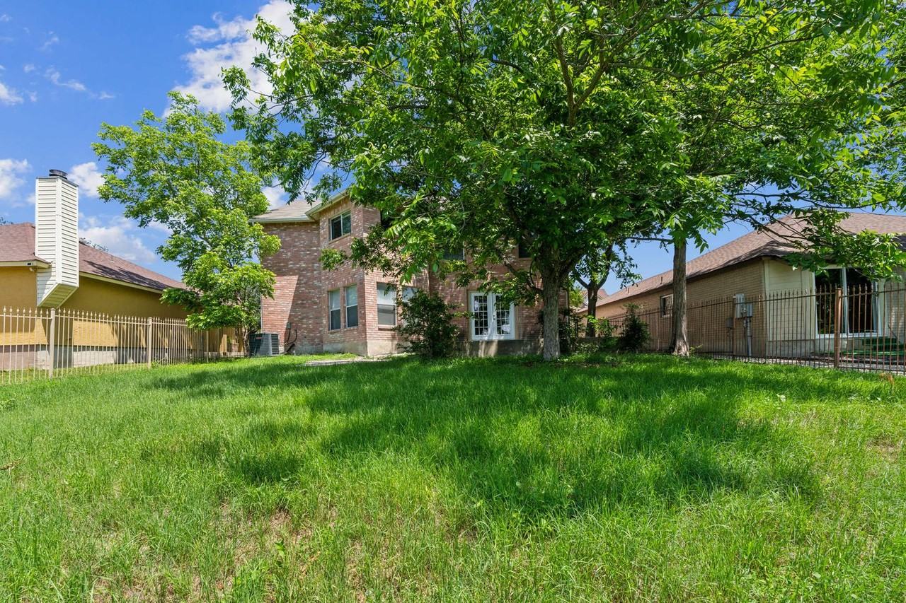 7427 Legend Point Dr - Photo 2 of 22