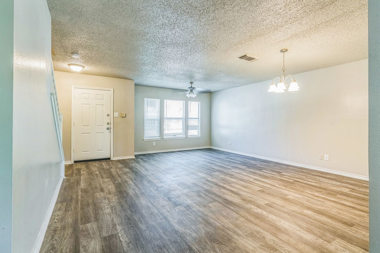 7427 Legend Point Dr - Photo 4 of 22