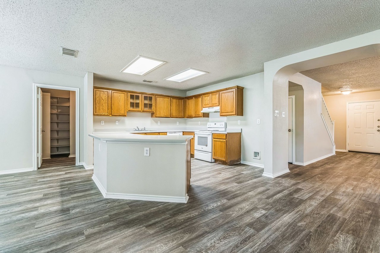 7427 Legend Point Dr - Photo 7 of 22