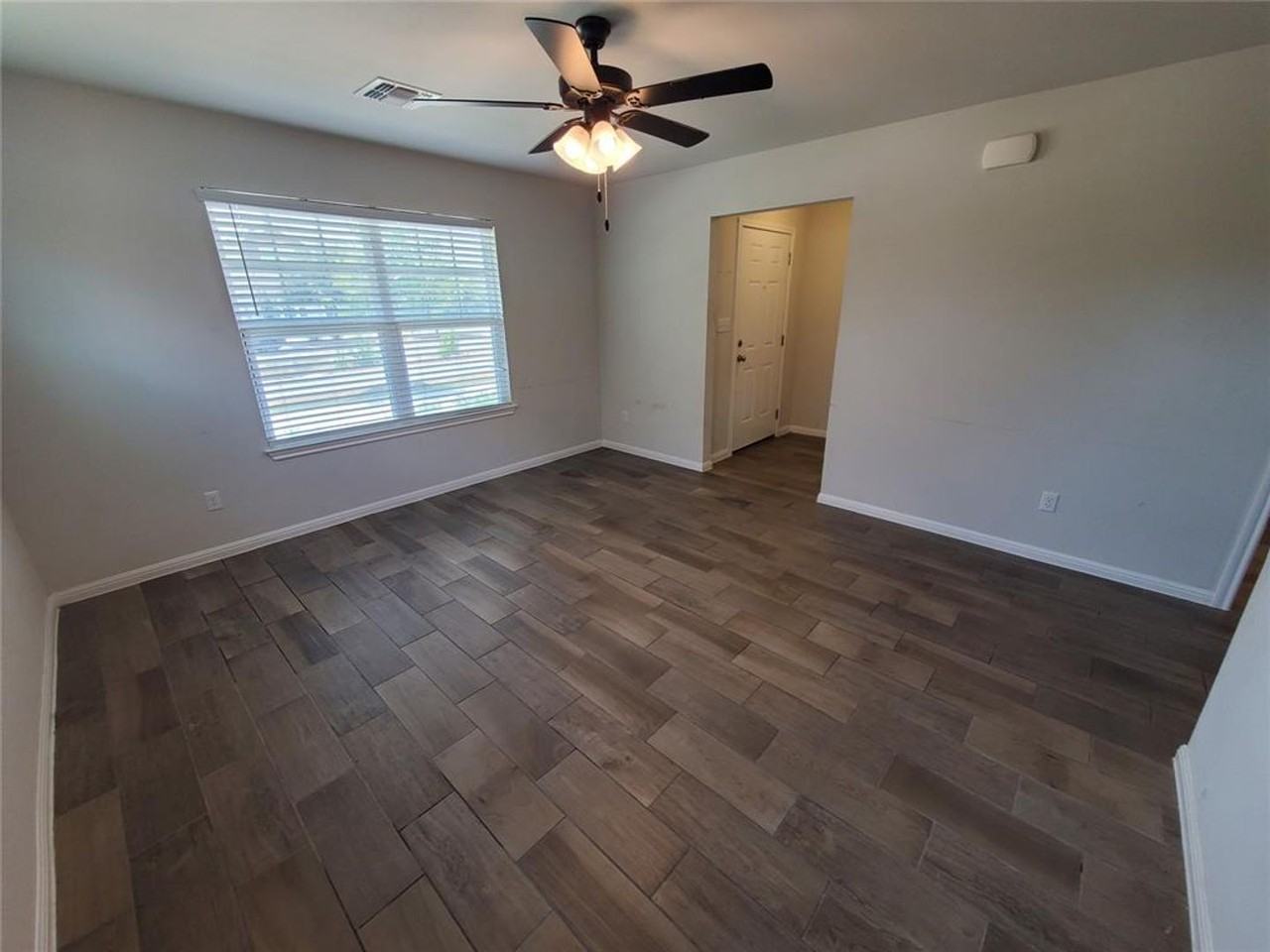 1158 Esplanade Pkwy - Photo 4 of 21