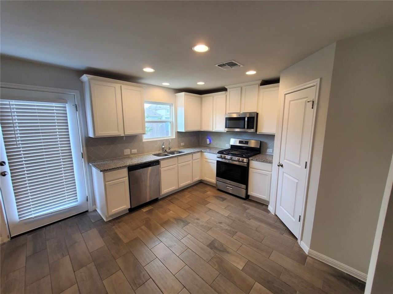 1158 Esplanade Pkwy - Photo 5 of 21