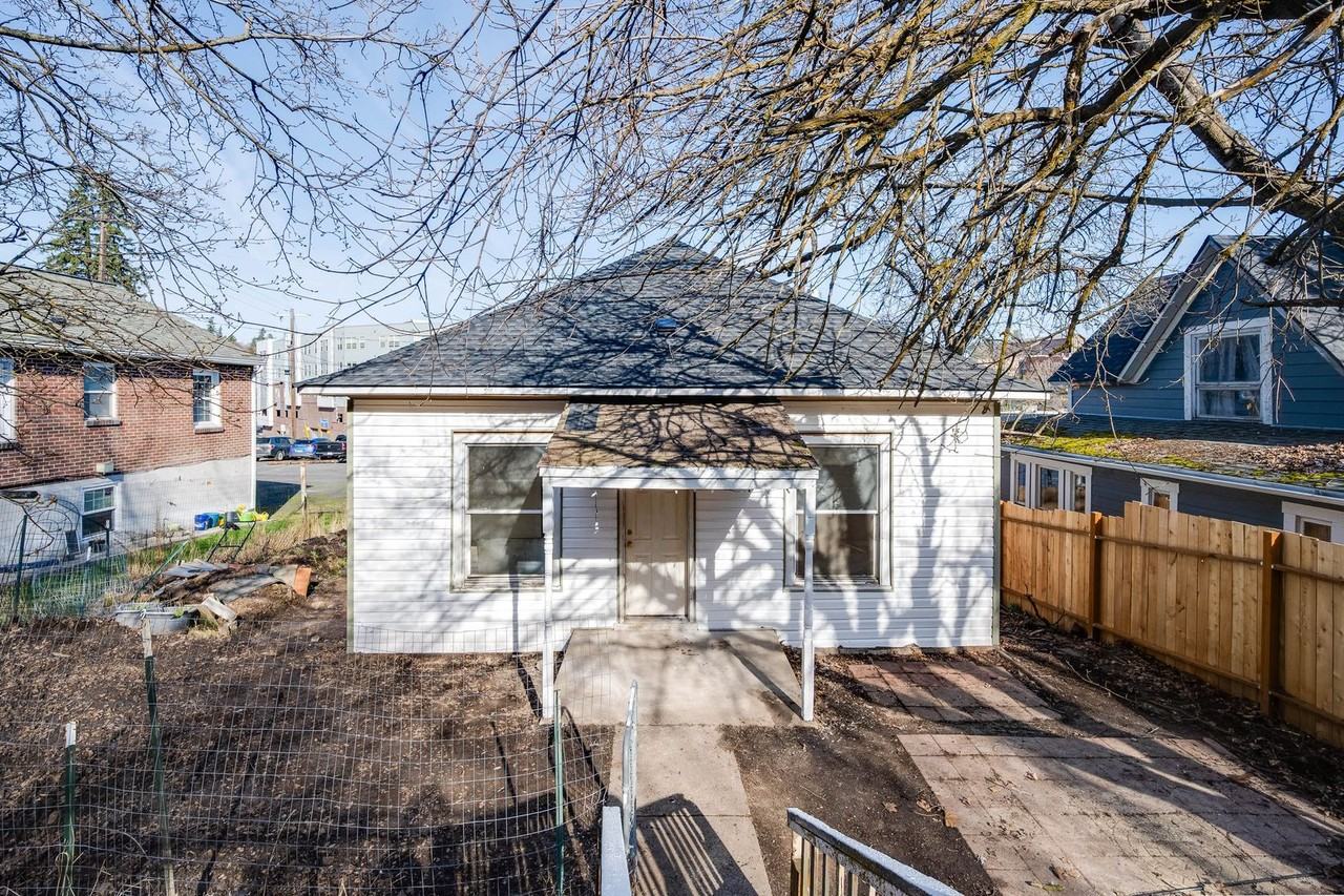 225 Se Spring St - Photo 3 of 12