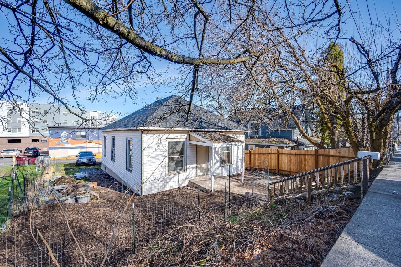 225 Se Spring St - Photo 4 of 12