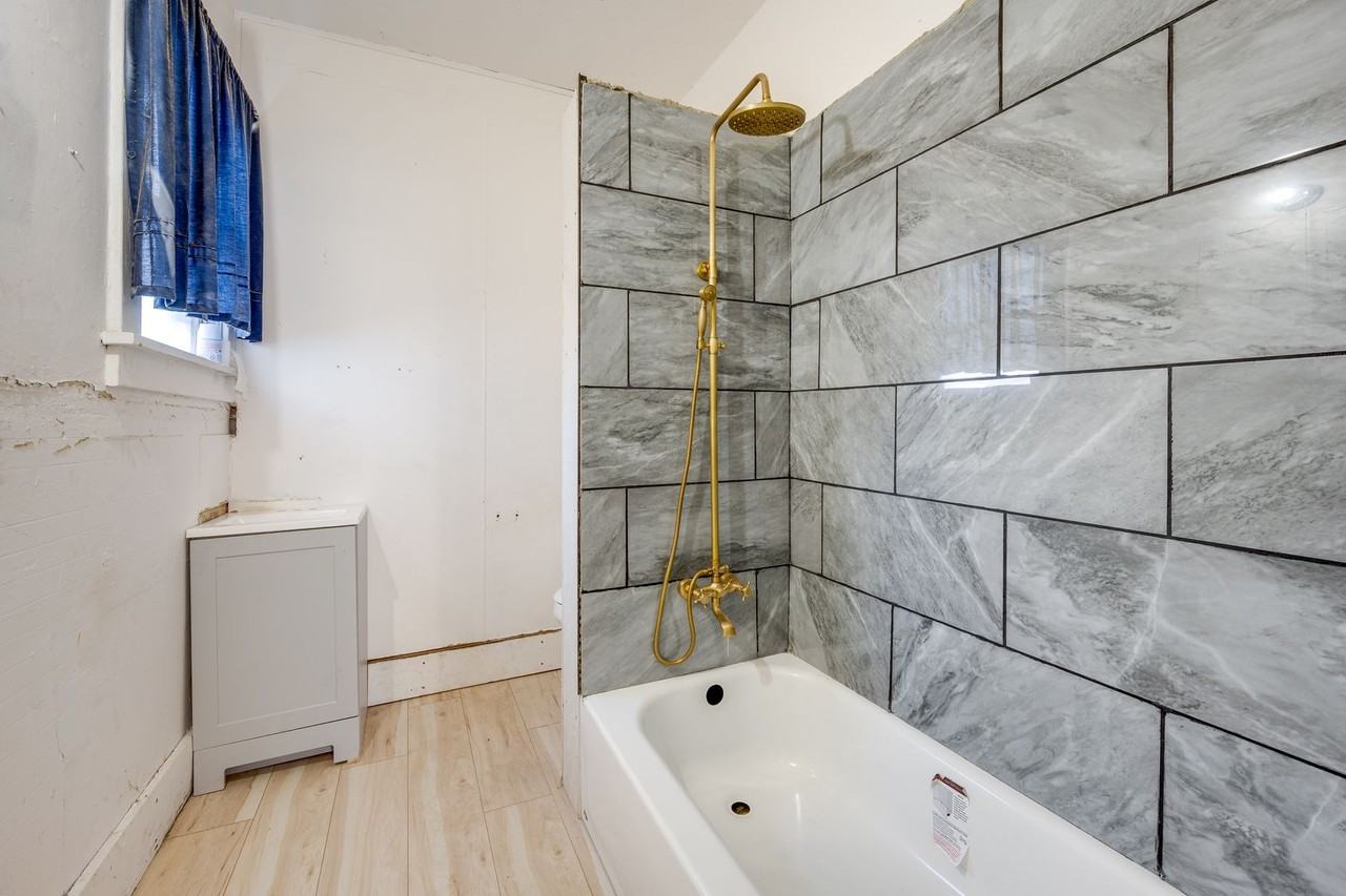 225 Se Spring St - Photo 5 of 12