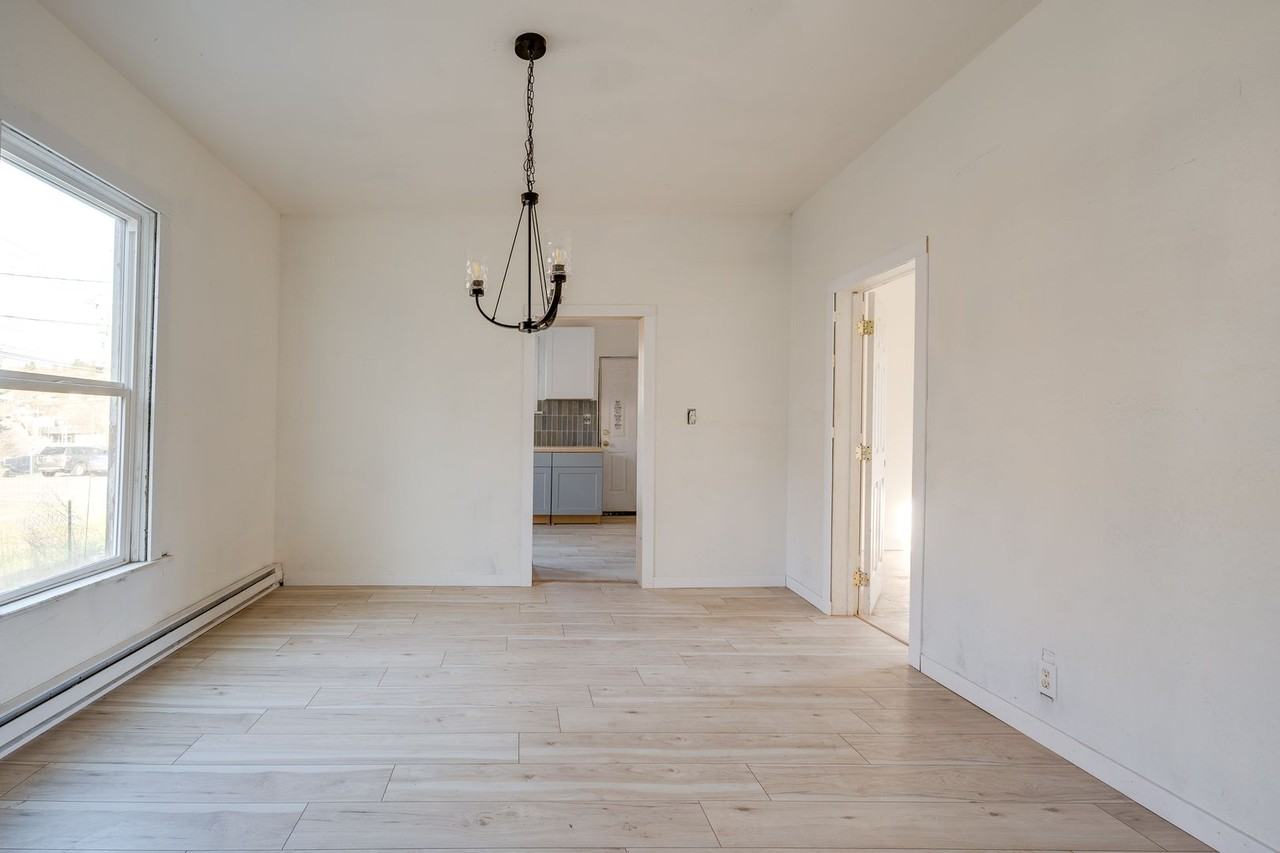 225 Se Spring St - Photo 7 of 12