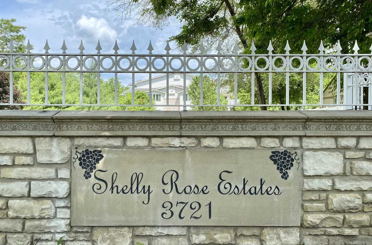 Shelly Rose - Photo 2 of 5