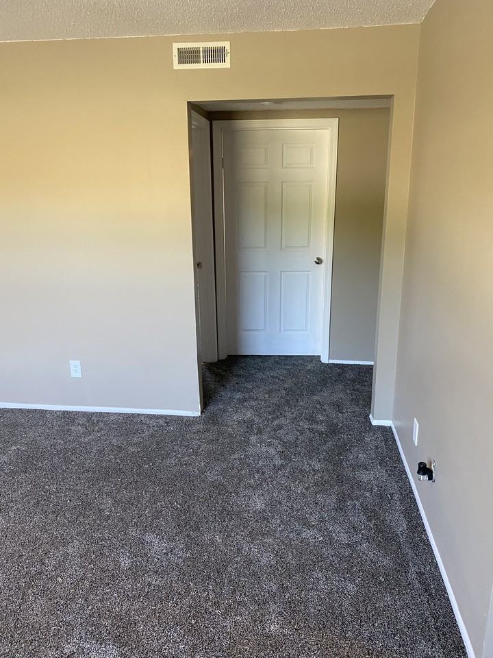 300 W 9th St #1 - Photo 5 of 10