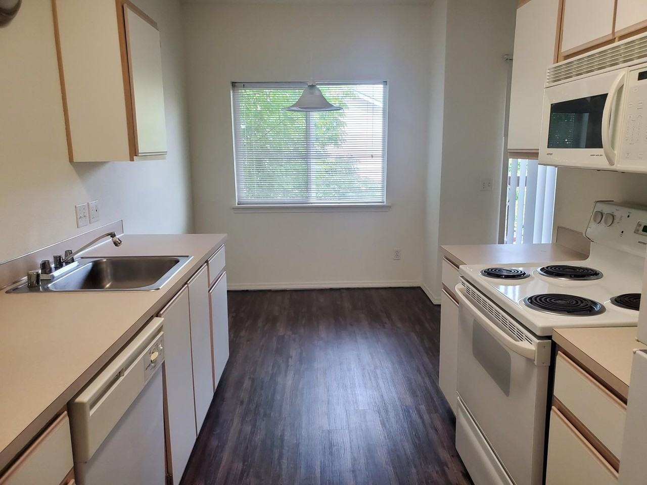 Aaron Ridge Apartments in Richland, WA with 1 or 2 Bedrooms, Pool, Fitness Center, A/C & More! - Photo 4 of 50