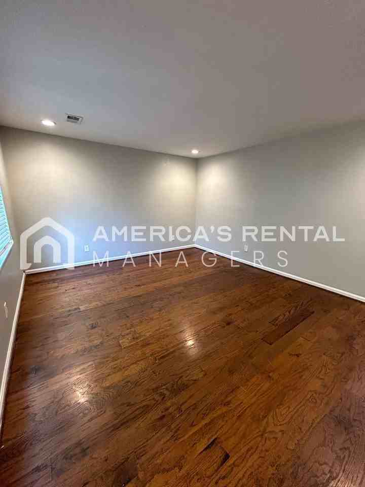 2422 Hampstead Dr - Photo 2 of 27