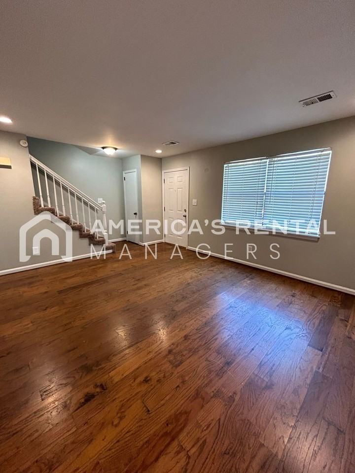 2422 Hampstead Dr - Photo 3 of 27