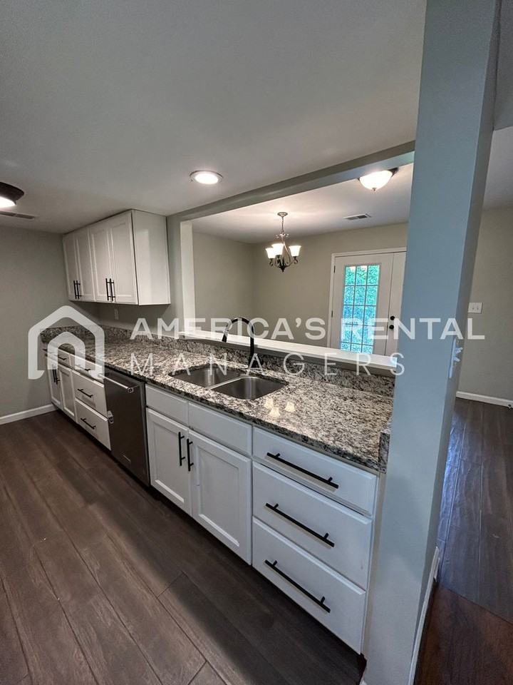 2422 Hampstead Dr - Photo 4 of 27