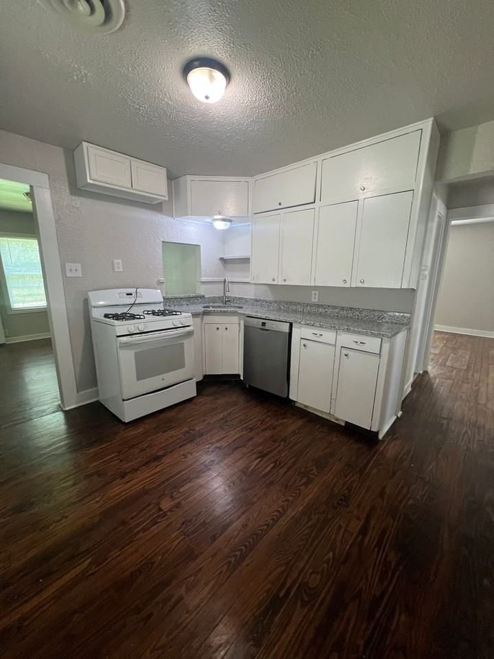 128 N Commerce St - Photo 2 of 10