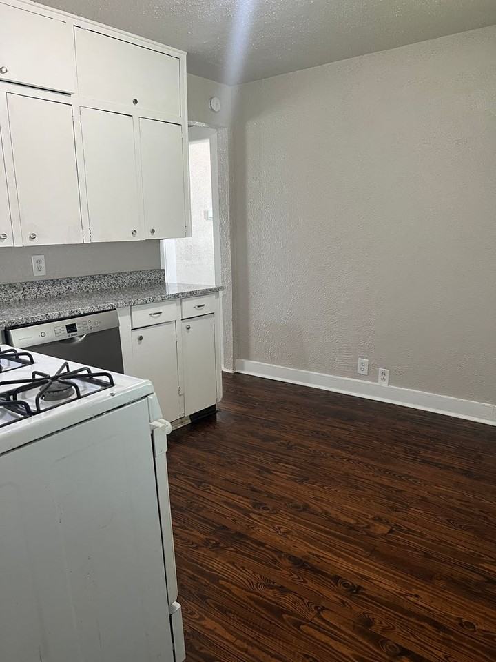 128 N Commerce St - Photo 3 of 10