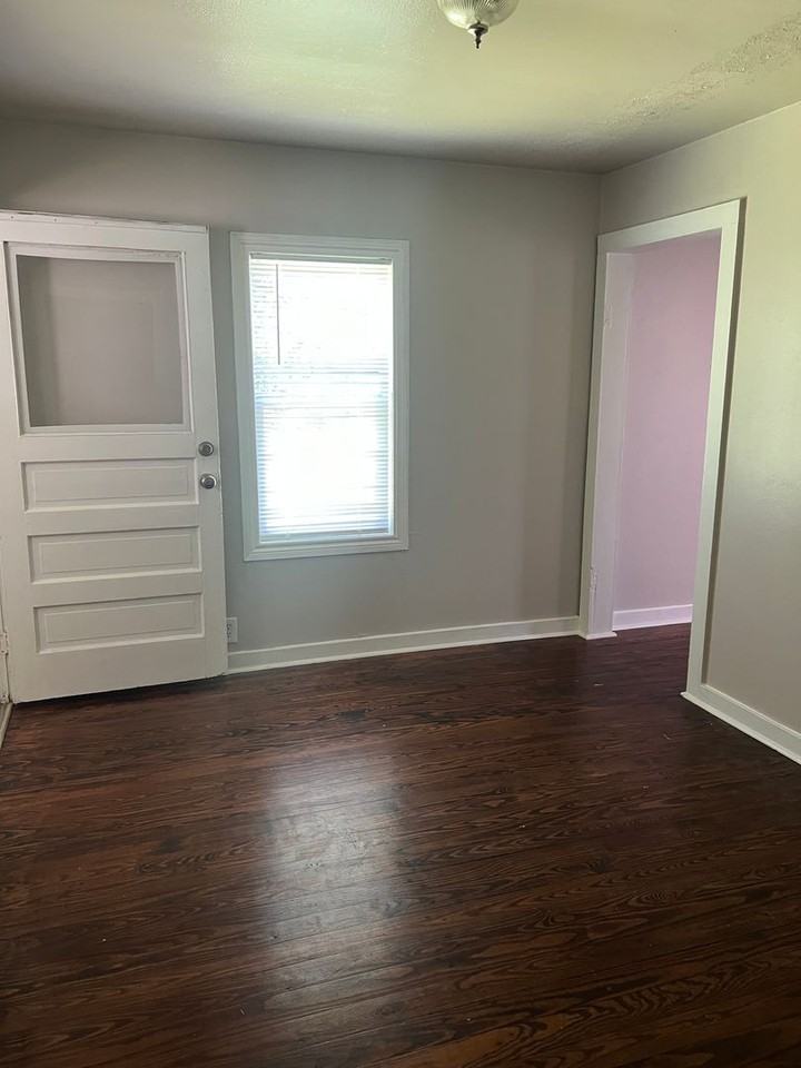 128 N Commerce St - Photo 4 of 10