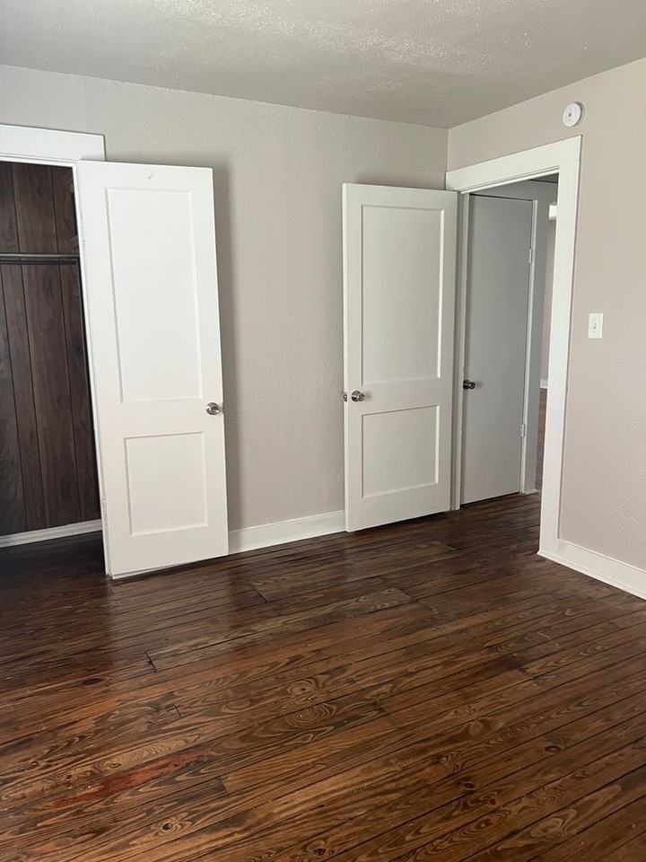 128 N Commerce St - Photo 5 of 10