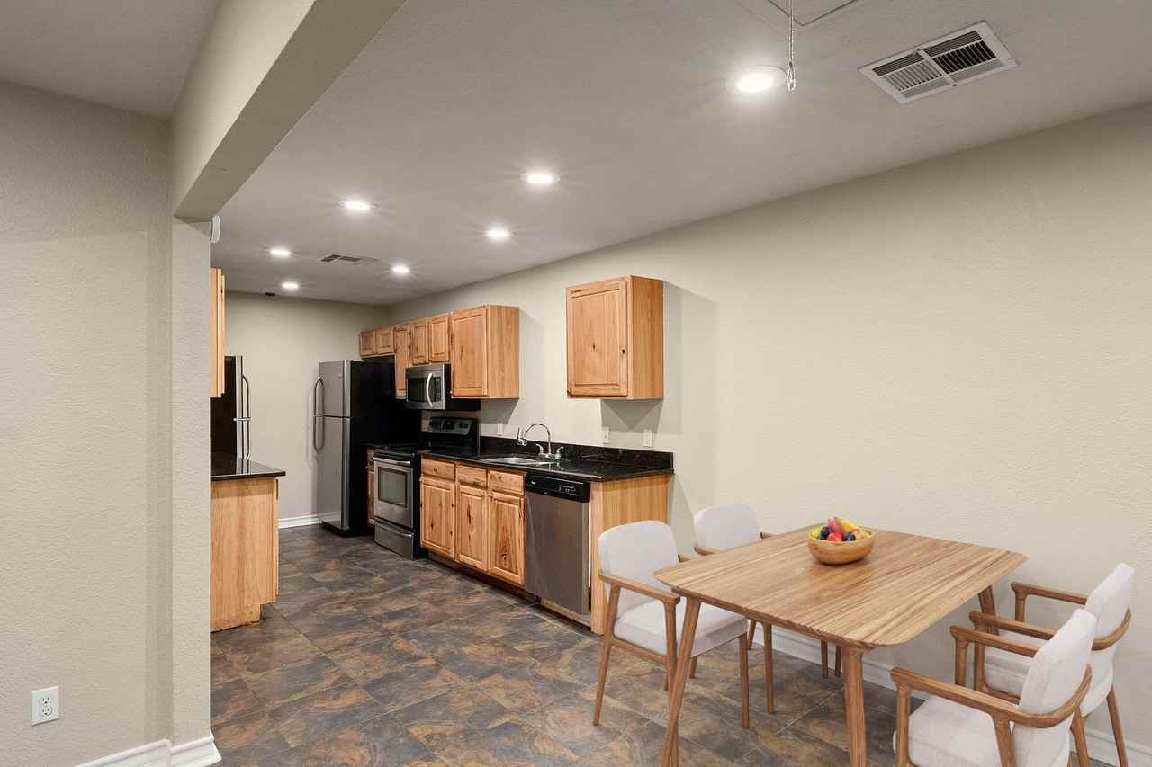 525 West Hutchison Street #B - Photo 6 of 26