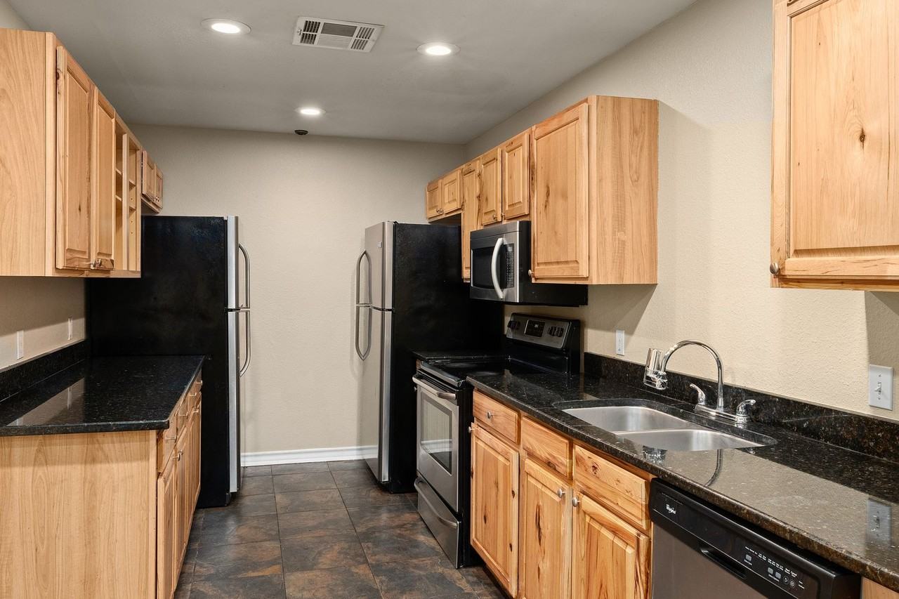 525 West Hutchison Street #B - Photo 7 of 26