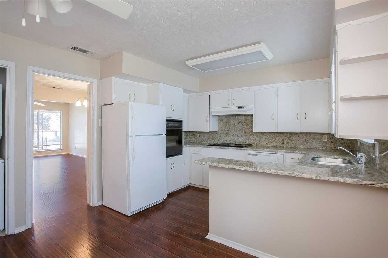 7010 Kingsbury Dr - Photo 2 of 16