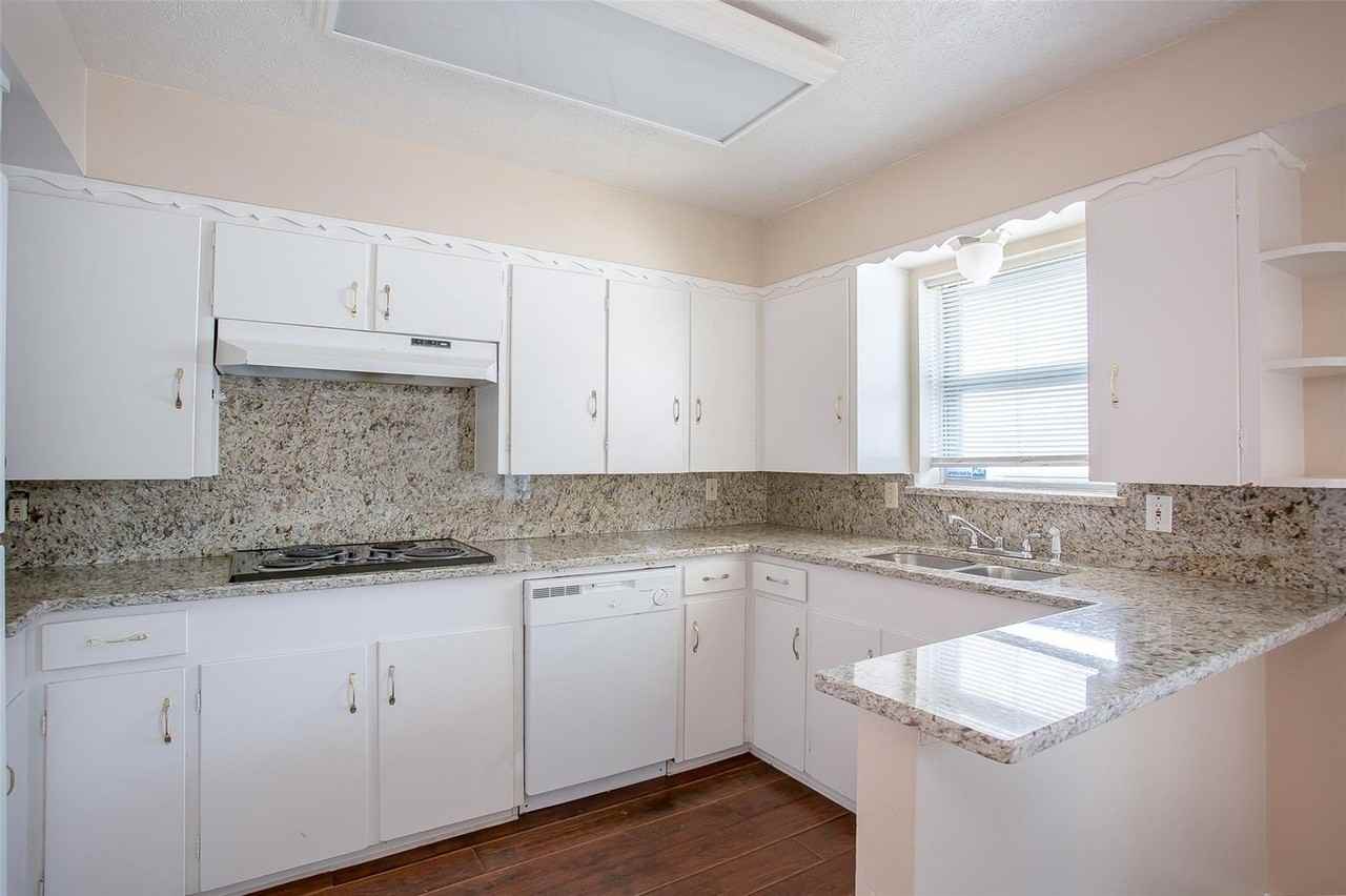 7010 Kingsbury Dr - Photo 3 of 16