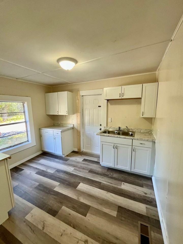 604 W 14th St - Photo 2 of 6