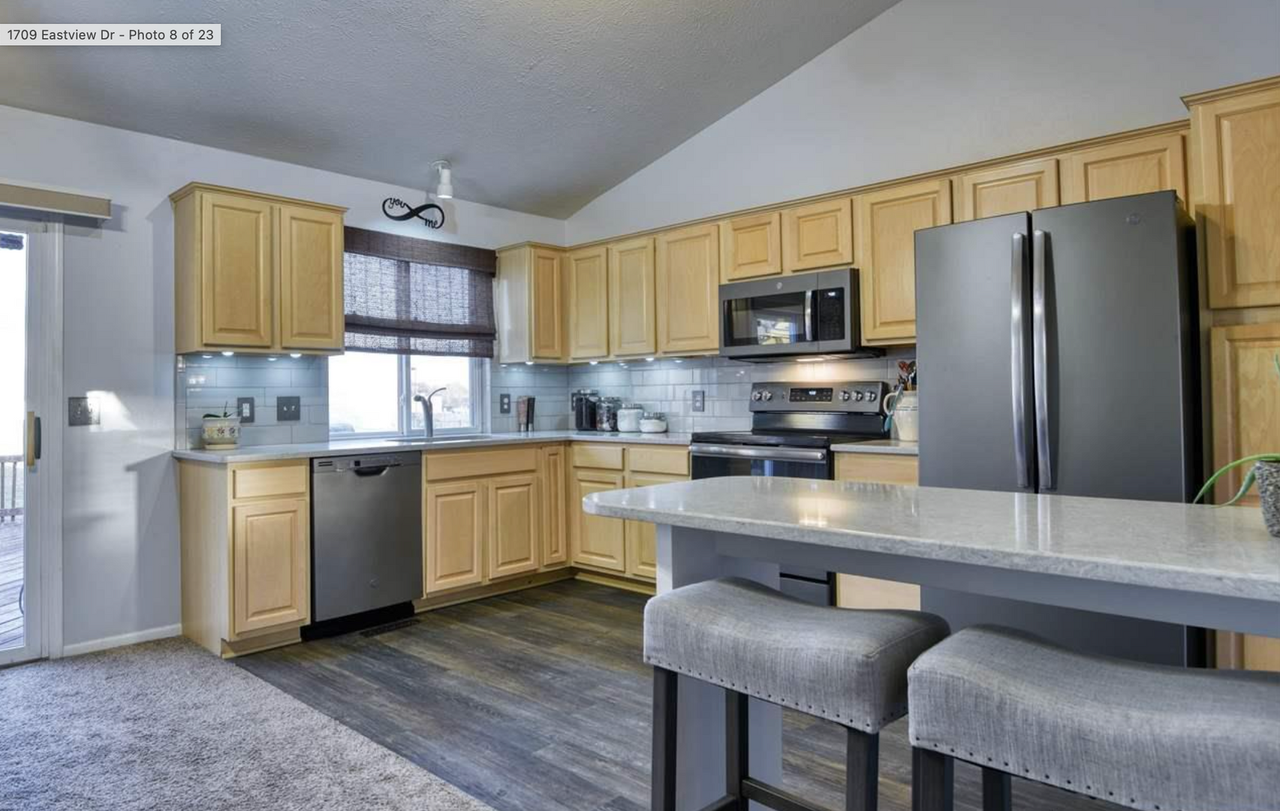 1709 Eastview Dr - Photo 3 of 11