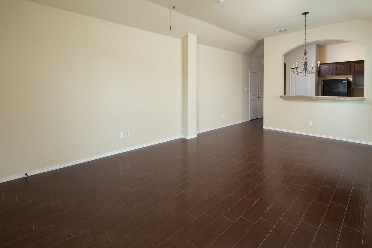 514 Creekside Cir - Photo 3 of 17