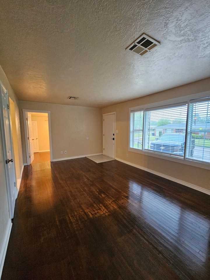 502 Fleetwood Dr - Photo 2 of 17