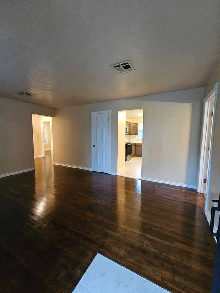 502 Fleetwood Dr - Photo 4 of 17