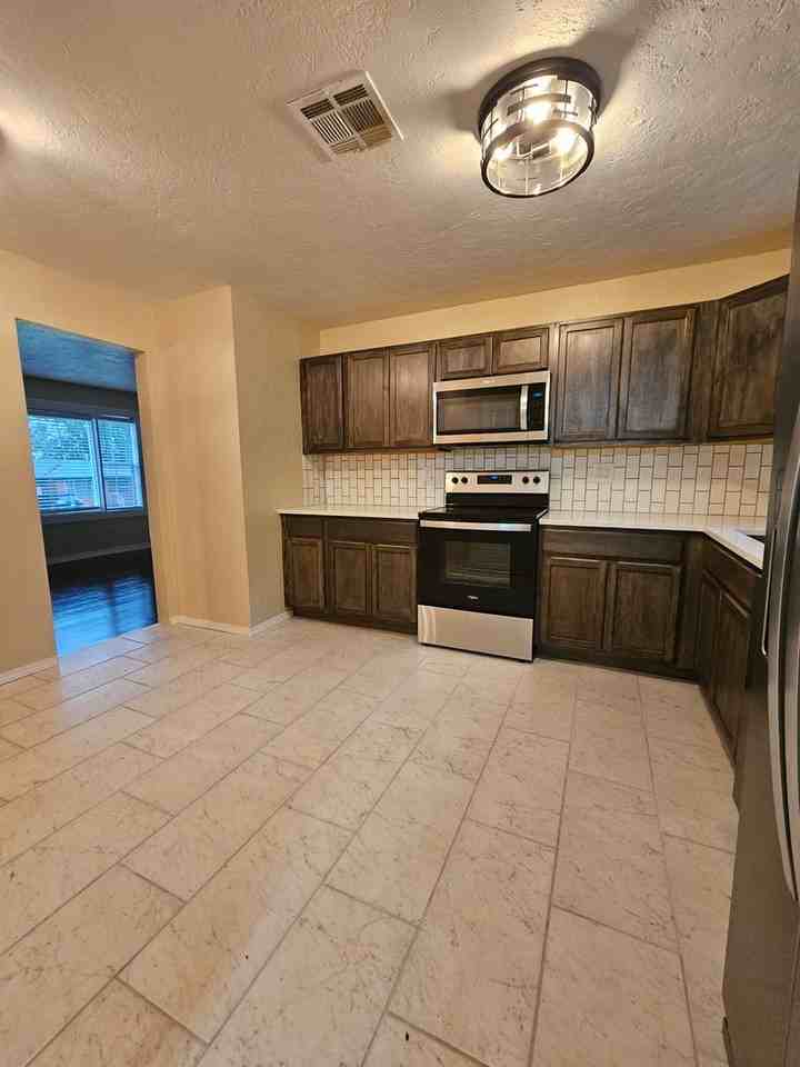 502 Fleetwood Dr - Photo 5 of 17