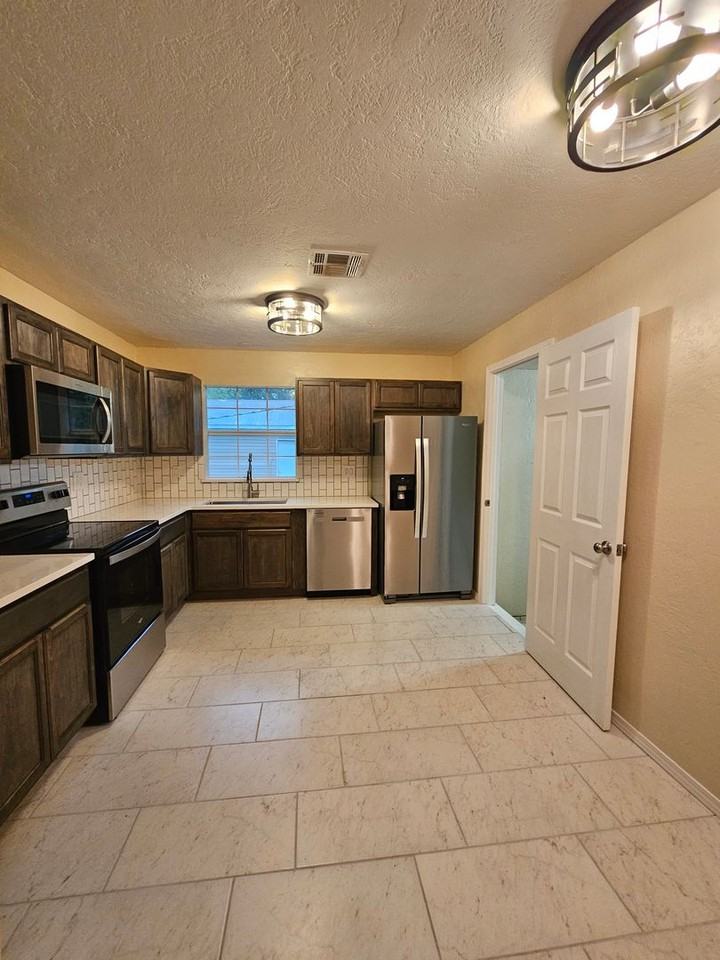 502 Fleetwood Dr - Photo 6 of 17