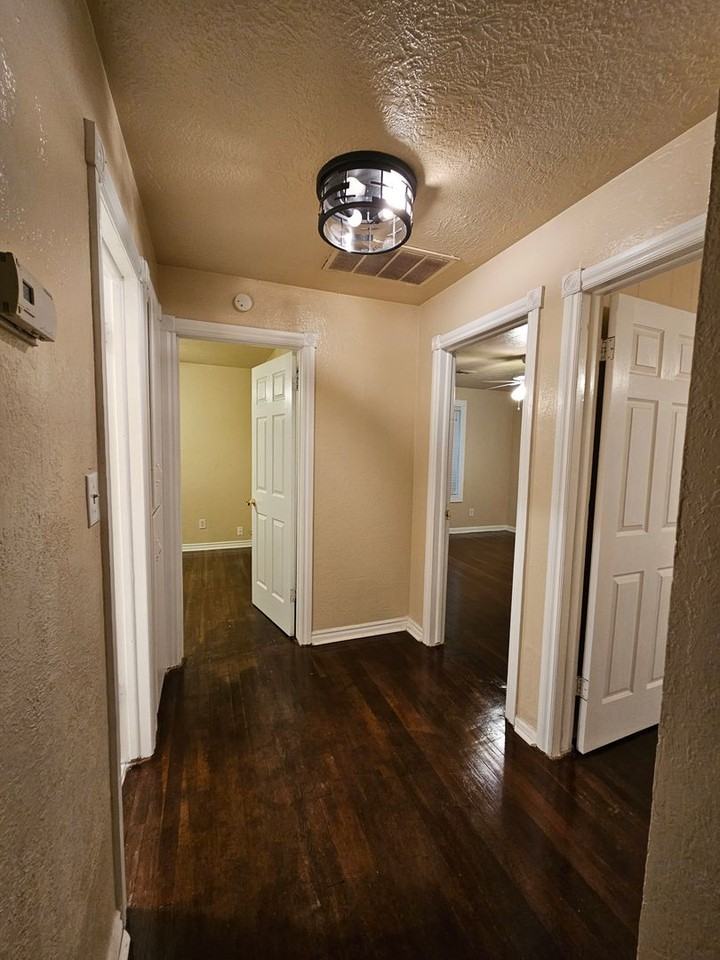 502 Fleetwood Dr - Photo 7 of 17