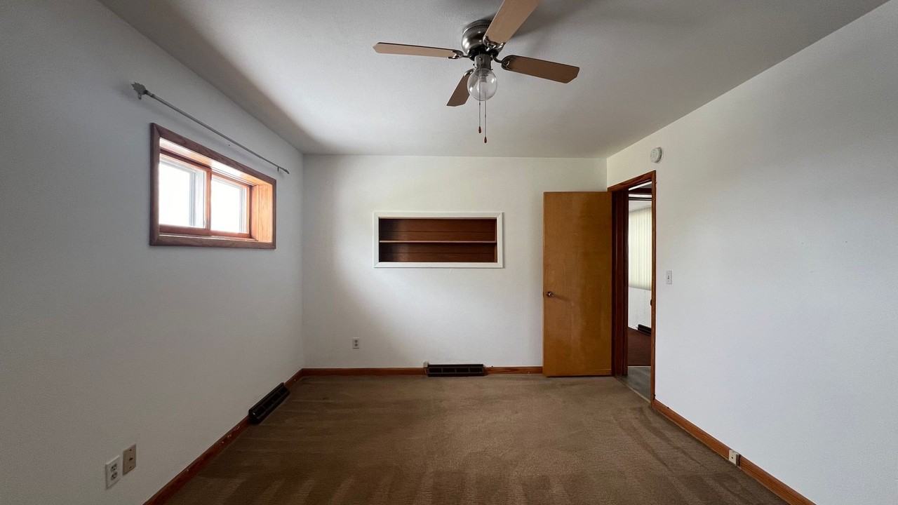 654 S Main Ave - Photo 4 of 17