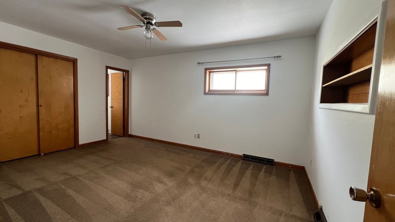 654 S Main Ave - Photo 5 of 17