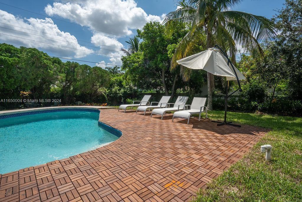 736 Prosperity Farms Rd - Photo 2 of 33